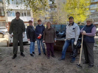 Александр Маслов и Юлия Видяйкина провели субботник на улице Навашина